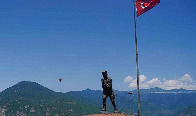 Türk Yıldızları Artvin semalarında prova uçuşuyla nefes kesti
