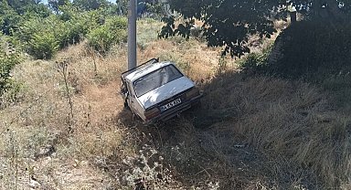 Uşak'ta yoldan çıkan otomobil elektrik direğine çarptı: 4 yaralı