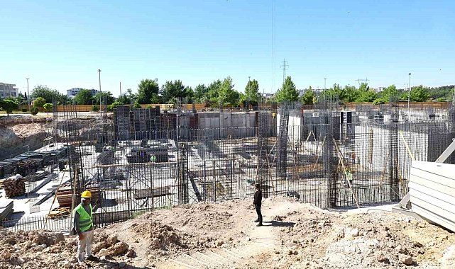 Vali Küçük, yapımı süren kültür merkezinde incelemelerde bulundu