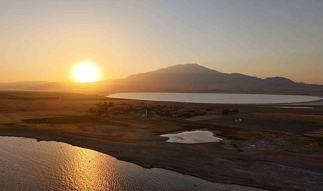 Van Gölü'nde gün batımı: Esenkıyı, Arin Gölü ve Süphan Dağı aynı karede