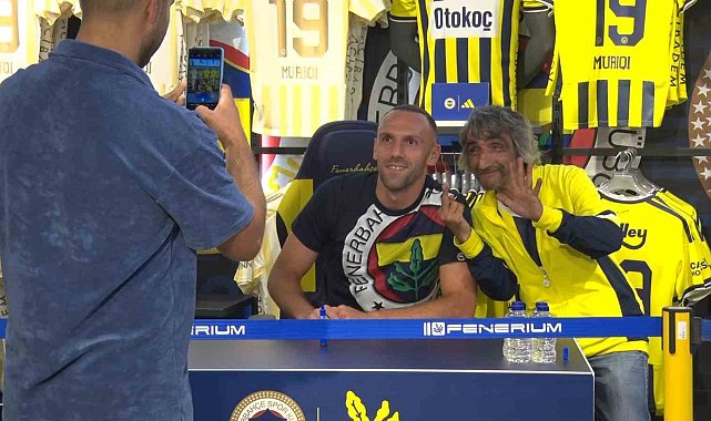 Vedat Muriqi'ye Kadıköy'de sevgi seli