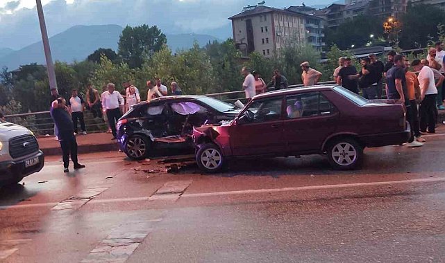 Yağışlı yolda iki otomobil çarpıştı: 4 yaralı