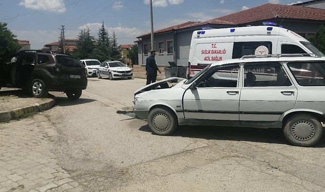 Yalvaç'ta iki otomobil çarpıştı: 2 yaralı