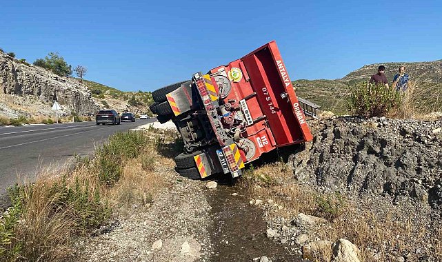 Yangına giden orman ekibinin su ikmal aracı kaza yaptı