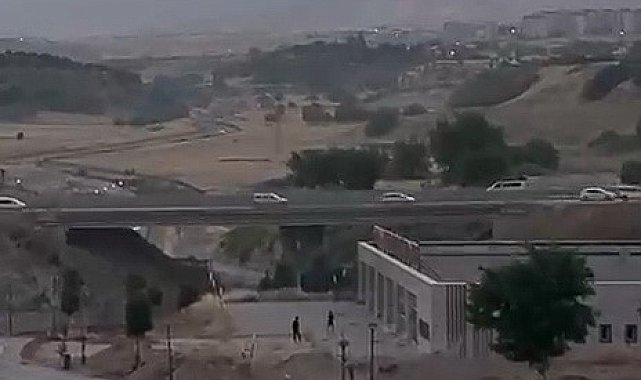 Yapıların camlarını taşlayarak kırdılar