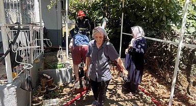 Yaşlı çift alevlerin sardığı evden komşuların uyarısıyla çıktı