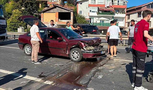 Yayalara yol veren kamyona otomobil çarptı: 2 yaralı