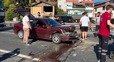 Yayalara yol veren kamyona otomobil çarptı: 2 yaralı