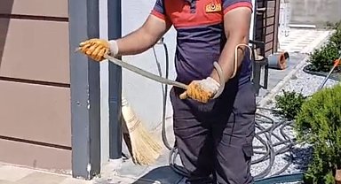 Yozgat'ta evin bahçesine giren yılan doğaya bırakıldı