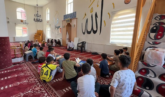Yüksekova'da çocuklar yaz Kur'an kurslarında hem öğreniyor hem eğleniyor