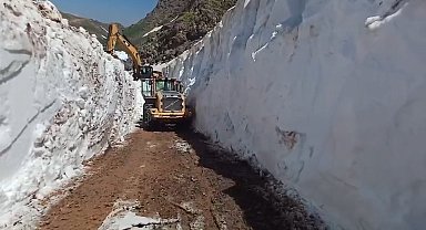 Yüksekova'da temmuz ayında kar tünelleri: 2 aylık çalışmada sona gelindi