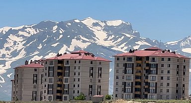 Yüksekova'nın heybetli Cilo Dağı 12 ay boyunca kar yığınlarını barındırıyor