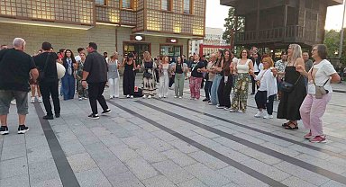 Yunan turistler dev çay bardağının altında yunan ezgileriyle horon oynadı