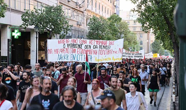 Yunanistan'da polisin açtığı ateş sonucu ölen otizmli genç için protesto düzenlendi