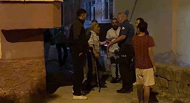 Yürümekte zorluk çeken babasının tekerlekli sandalyesini ateşe verdi