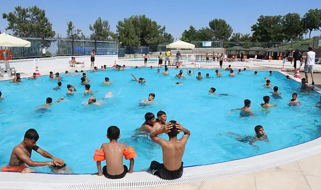 Yüzme havuzları çocukların yüzünü güldürüyor