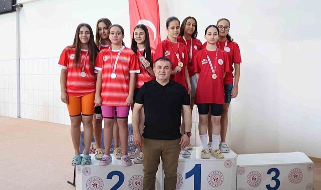 Yüzme müsabakalarında madalyalar sahiplerini buldu