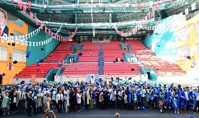 YYÜ Tıp Fakültesi'nde mezuniyet coşkusu: Genç hekimler diplomalarını aldı