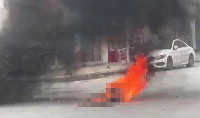 Zihinsel engelli şahıs üzerine benzin döküp kendini yaktı: Korku dolu anlar kamerada