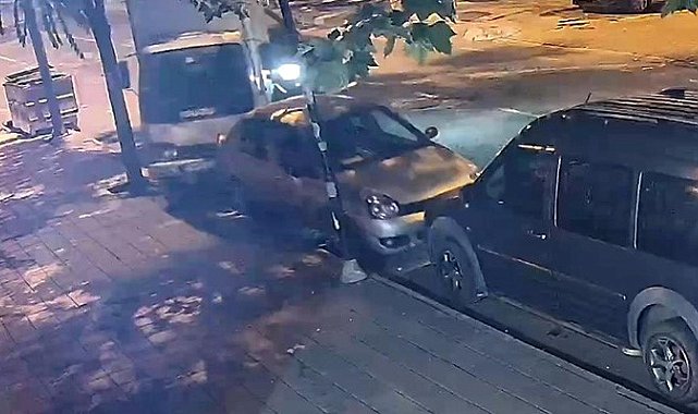 Zincirleme kazaya karıştı, olay yerini terk etti: O anlar kamerada