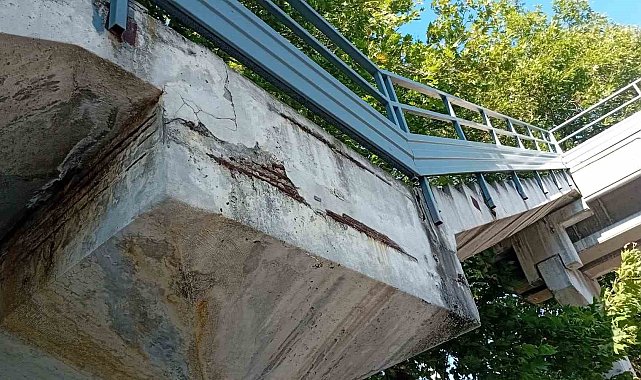 Zonguldak'ta hasar gören üst geçit, yaya ve araçları tedirgin ediyor