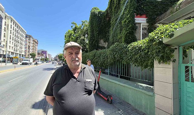 15 yıldır gönüllü olarak çalıştığı 'Sarmaşıklı Cami'ye gözü gibi bakıyor