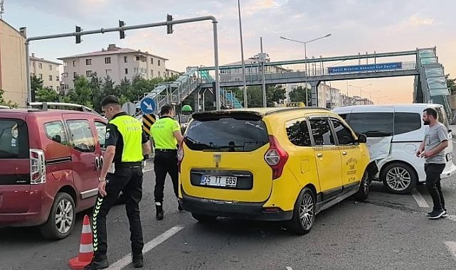 3 kişinin yaralandığı zincirleme kaza araç kamerasına yansıdı