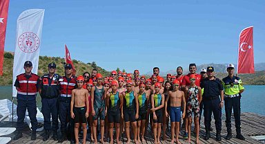 30 Ağustos coşkusunu zafere kulaç atarak kutladılar