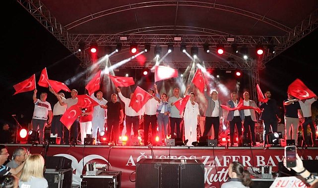 30 Ağustos Zafer Bayramı Edremit'te fener alayı ve Fatma Turgut Konseri ile kutlandı