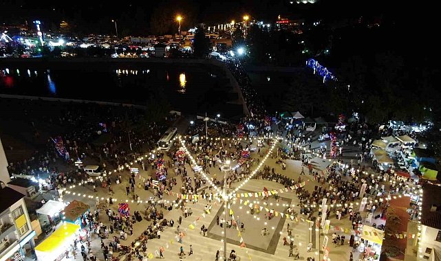 36 bin nüfuslu ilçeye insan seli: Festival sokakları doldurdu, kilometrelerce uzunlukta araç kuyruğu oluştu