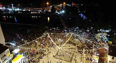 36 bin nüfuslu ilçeye insan seli: Festival sokakları doldurdu, kilometrelerce uzunlukta araç kuyruğu oluştu