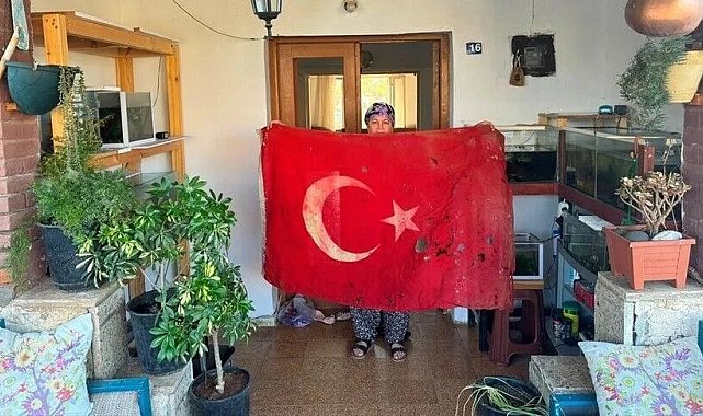 36 yıllık vefa: Gözü gibi koruduğu Türk bayrağını uzman ellere teslim etti
