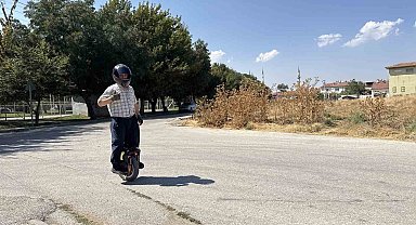 'Tek teker' üzerinde 4 bin kilometre gezen 60'lık delikanlıyı görenler şaşırıyor