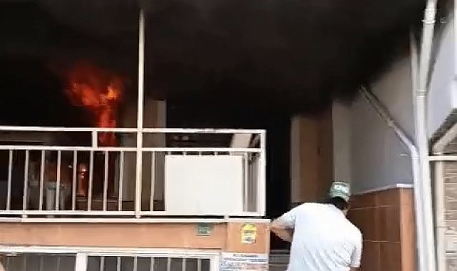 4 katlı evin giriş katında çıkan yangına ilk müdahaleyi vatandaşlar yaptı