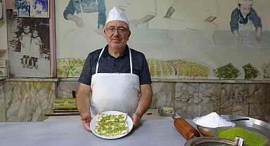 5 yaşında başladı, 63 yıldır katmer açıyor