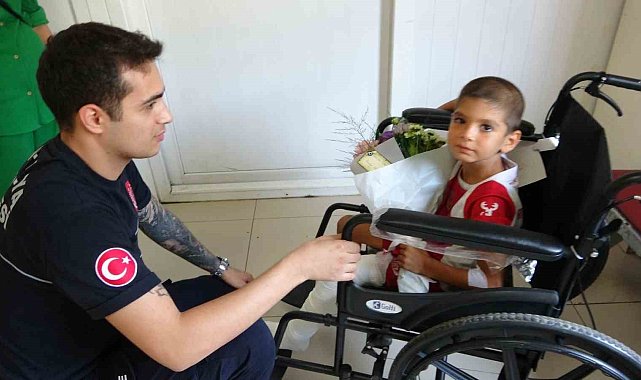 6 metrelik kuyuya düşen çocuk kendisini kurtaran kahramanıyla buluştu