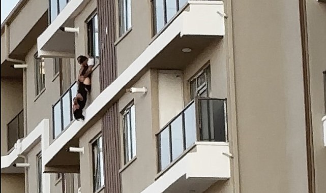 7. katın balkonunda baş aşağı asılı böyle yakalandı