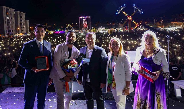 9 bin 600 nüfuslu ilçede düzenlenen Alişan konserini 25 bin kişi izledi