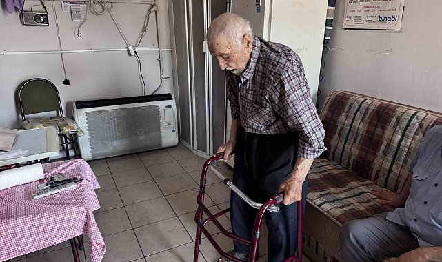 93 yaşında iş yerinde yaşıyor