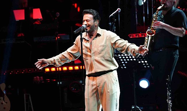 Açıkhava'da Emre Altuğ'dan müzik dolu gece