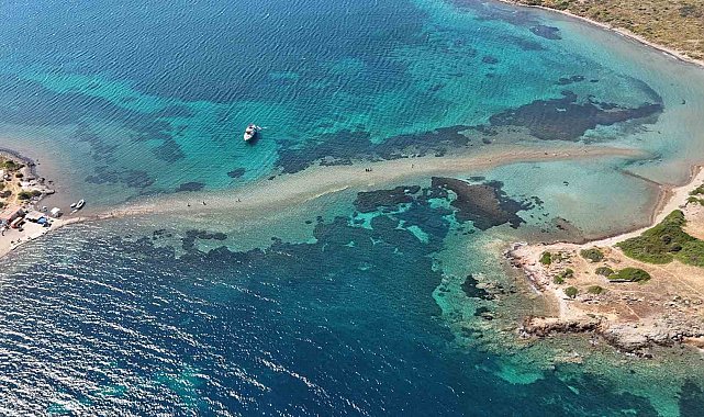 Adadan, adaya denizin içinden yürüyerek geçiyorlar
