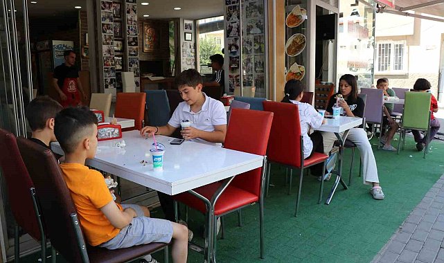 Adana'da anne ve çocuğu üzen lahmacuncuya nispet çocuklara ücretsiz lahmacun dağıttı