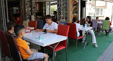 Adana'da anne ve çocuğu üzen lahmacuncuya nispet çocuklara ücretsiz lahmacun dağıttı