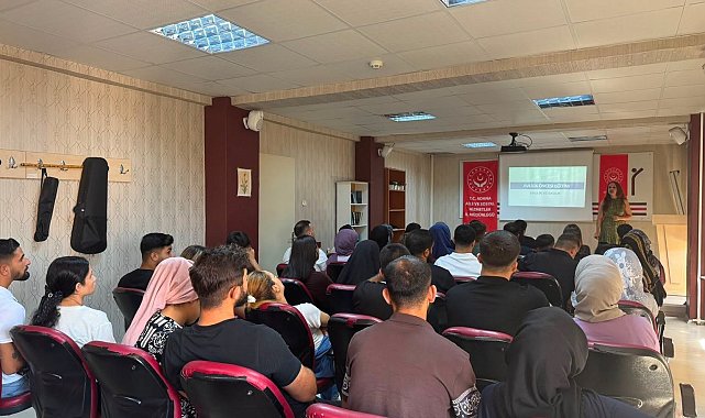 Adana'da evlilik yolundaki çiftler eğitim programında buluştu