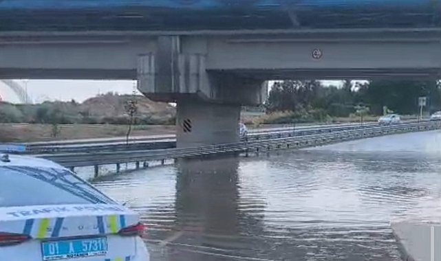 Adana'da sağanak ve kuvvetli rüzgar hayatı olumsuz etkiledi: Çatı sokağa düştü