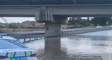 Adana'da sağanak ve kuvvetli rüzgar hayatı olumsuz etkiledi: Çatı sokağa düştü
