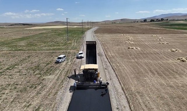 Ağrı'da, köylerde yol ve altyapı çalışmaları sürüyor