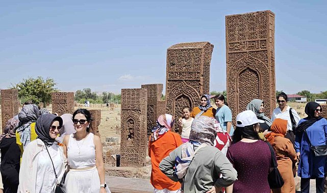 Ahlat Selçuklu Meydan Mezarlığı ziyaretçi akınına uğradı