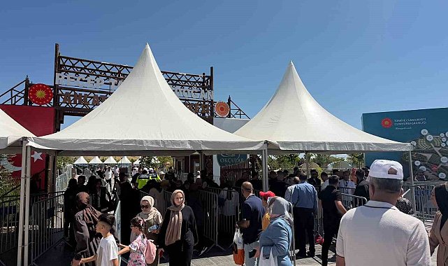 Ahlat'ta Cumhurbaşkanı Erdoğan heyecanı: Vatandaşlar Millet Bahçesi'ne akın etti