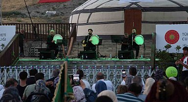 Ahlat'ta Mevlid Kandili'nde Grup Dergah ilahi konseri ilgi gördü